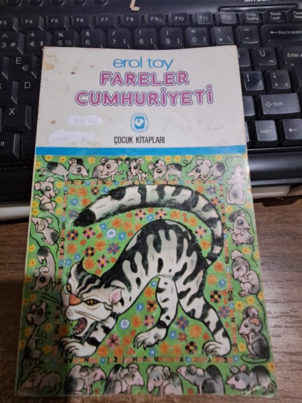 FARELER CUMHURİYETİ/Erol TOY