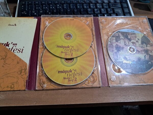 MÂŞUK'UN NEFESİ -(1 DVD) Mevlid-i Şerif Albümü (2 CD+Kitapçık) /Yönetmen Murat PAY - Görsel 3