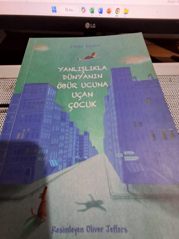 YANLIŞLIKLA DÜNYANIN ÖBÜR UCUNA UÇAN ÇOCUK/John BOYNE