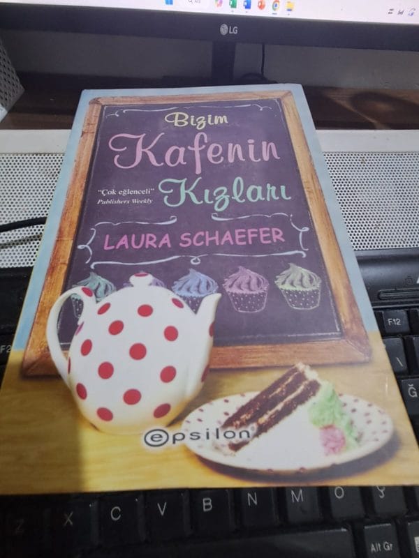 BİZİM KAFENİN KIZLARI/Laura SCHAFER